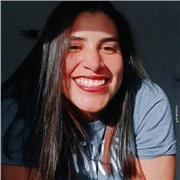 profesora de artes, con estudios superior en psicología